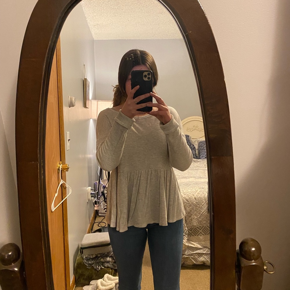 Small Francesca’s flowing long sleeve!